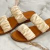 Chinelo amarelo em pele