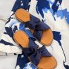 Chinelo amarelo em pele