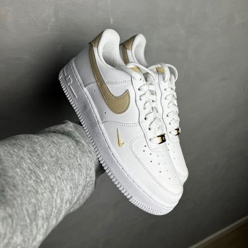 Nike Air Force Branco com Bege Nike Air Force Branco com Bege
