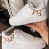 Nike Air Force Branco com Acessório Dourado