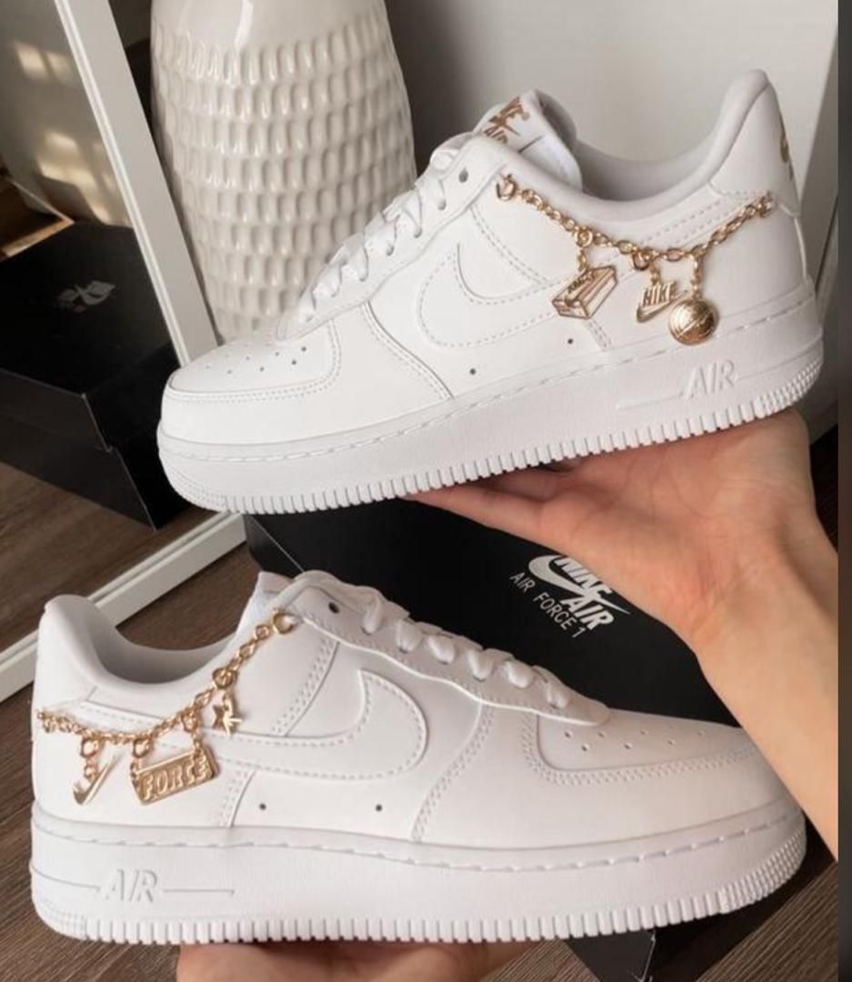 Nike Air Force Branco com Acessório Dourado
